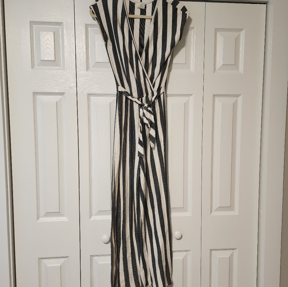 Caution to the Wind jumpsuit. V neck, tie front. Size small.